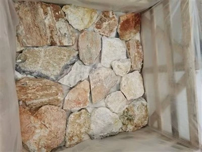 Rivestimento e angoli di pareti in pietra casuali sciolti in quarzite giallo perla naturale